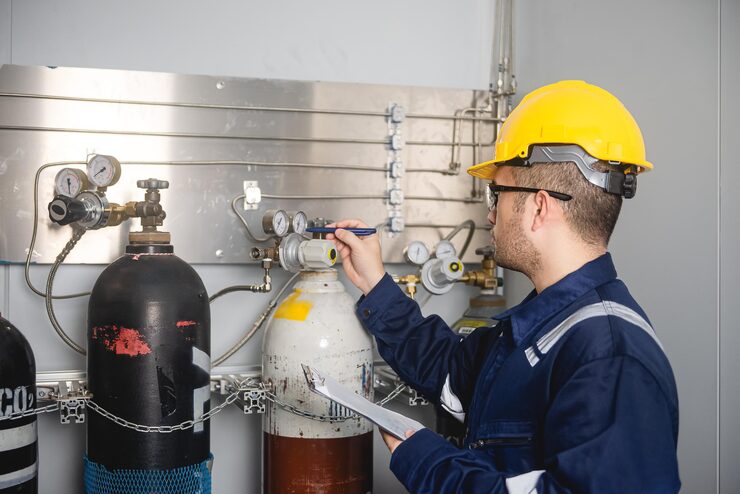 engineers-check-volume-gas-tanks-check-pressure-valves-each-gas-tank-check-volume-gas-industrial-plant_1317355-238