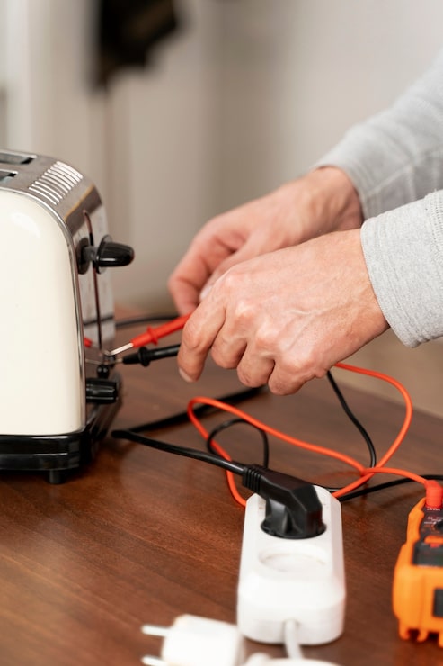 service-maintenance-worker-repairing_23-2149176702